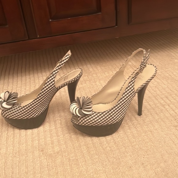 Stuart Weitzman US7.5 excellent condition, 5” heel (1.5” platform, very comfy!) - Picture 3 of 4
